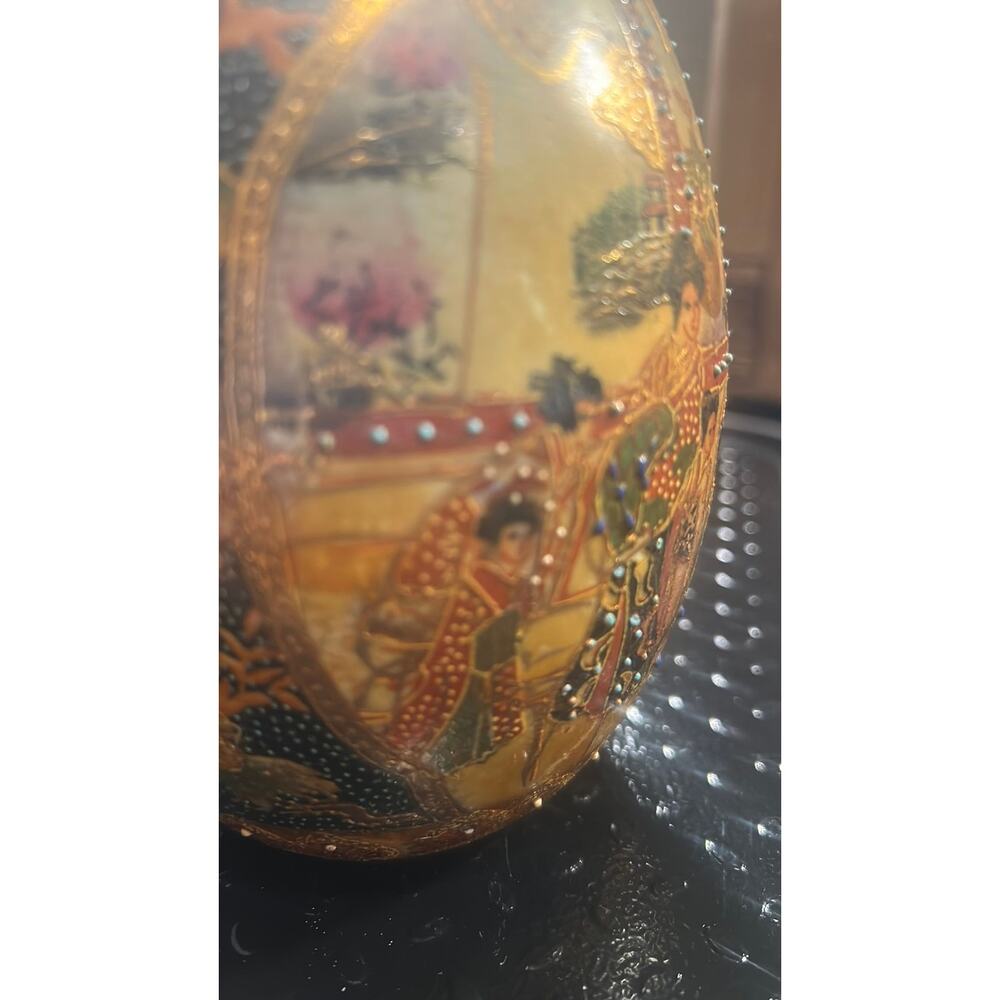 vintage Satsuma egg with Geisha women adorned with intricate gold guilding - Picture 3 of 6